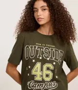 Remera verde militar de algodón con cuello redondo y mangas cortas. Estampa frontal con la frase "Open to Visitors Outside 46 Campus" en color blanco y verde claro, con estrellas decorativas.