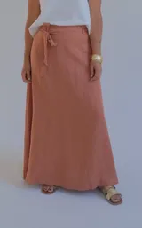 Falda larga color terracota, de corte recto y tiro alto, con lazo en la cintura.