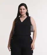 Blusa negra sin mangas con escote en V, breteles anchos y lazo en la espalda.