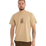 Remera color beige con estampa rectangular en el pecho con diseño de palmera, sol y olas.