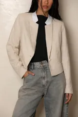 Blazer color crema con bordado a tono, corte sastrero, cuello mao blanco y botón forrado.