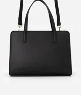 Bolso satchel mediano bicolor, negro en la parte superior y blanco en la inferior, con detalles metálicos dorados en las asas. Incluye correa larga desmontable y cierre de cremallera.