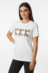 Remera blanca de algodón con tres moños estampados con animal print.