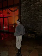Campera corta gris de piel sintética con forro.