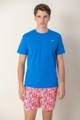 Remera azul con bolsillo en el pecho y logo bordado.