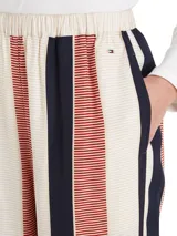 Pantalón de viscosa con estampado de rayas verticales en azul marino, rojo y blanco. Tiene cintura elástica y corte amplio.
