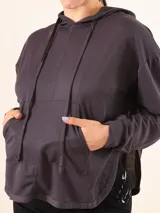 Buzo con capucha de color gris oscuro, manga larga y bolsillo canguro frontal.