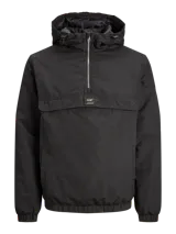 Campera negra con capucha, cierre a mitad del torso y bolsillo tipo canguro con solapa.
