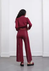 Pantalón azul marino de corte recto con costuras verticales en frente y espalda.