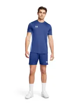 Short deportivo Under Armour Challenger Knit color azul marino con logo blanco en la pierna derecha.
