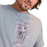 Remera gris de manga corta con cuello redondo y estampado frontal de dos esqueletos con el logo de Volcom en la parte superior.