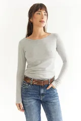 Remera gris de algodón con escote amplio tipo bote y mangas largas.