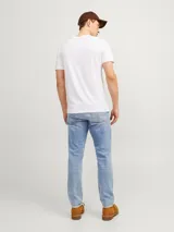 Jean de calce relajado, tiro alto, muslo relajado, rodilla relajada y abertura de pierna suelta. Confeccionado en tejido de sarga stonewash con 50% algodón en conversión, 30% algodón y 20% algodón reciclado.