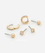 Set de tres pares de aros dorados: un par de aros tipo argolla con circonitas, un par de aros con circonitas de punto de luz y un par de aros esféricos.