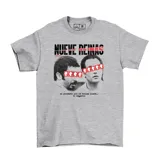 Remera gris con estampado de los personajes de la película Nueve Reinas con rectángulos rojos sobre los ojos y texto en negro.