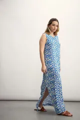 Vestido largo sin mangas con estampado abstracto en tonos azul y beige.