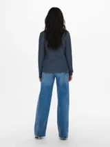Sweater de punto color azul con cuello redondo y mangas largas.