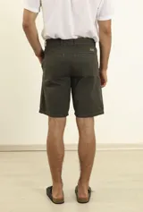 Bermuda de lino y algodón color gris oscuro, corte relaxed fit, con cintura elástica ajustable con cordón, bolsillos frontales y traseros.