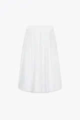 Falda midi de popelina blanca con cintura elastizada y corte evasé.