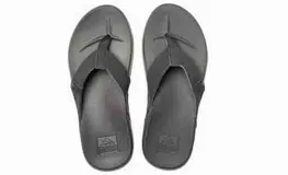 Sandalias Reef Cushion Phantom negras con plantilla acolchada y tira de cuero sintético con logo de la marca.