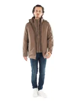 Campera marrón con capucha, cierre frontal con cremallera, bolsillos laterales con cremallera y logo de Calvin Klein.