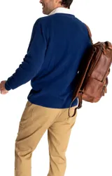 Cardigan color camel de cashmere 100% natural, con cuello en V y cierre frontal con botones.