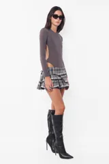 Body gris de jersey traslúcido con mangas largas y espalda descubierta.