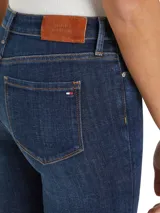 Pantalón jean azul oscuro, de corte skinny y tiro medio. Confeccionado en tejido denim elástico con Flex Technology.