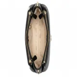 Cartera Guess modelo Noelle II, color negro, con correa de hombro fina y logo triangular dorado en el frente.