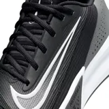 Championes de básquet Nike Precision 7, color negro con detalles en gris y blanco.