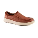 Zapato casual marrón de cuero, tipo mocasín, con suela de goma color crema.
