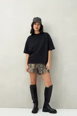 Remera negra de corte cuadrado con cuello redondo y mangas cortas con dobladillo.
