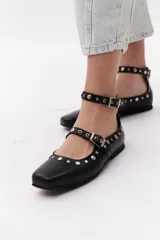 Ballerinas de cuero color chocolate con punta cuadrada y tira sobre el empeine con hebilla metálica. Decoradas con tachas plateadas.