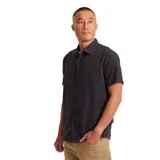 Camisa negra de manga corta con cuello clásico y bolsillo en el pecho.