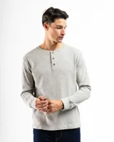 Remera de manga larga confeccionada en tela mini piqué de algodón, con cuello tipo Henley con tres botones y puños acanalados.