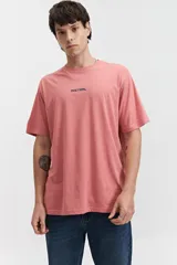 Remera de manga corta color salmón, con cuello redondo y logo pequeño estampado en el pecho.