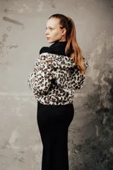 Chaqueta corta con estampado animal print, cierre frontal con cremallera y cuello alto.