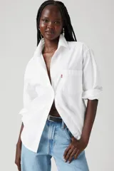 Camisa blanca de corte boyfriend, manga larga y bolsillo en el pecho con logo de la marca.