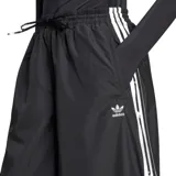 Pantalón Adidas de tela color negro con tres rayas blancas verticales a los costados y logo de la marca en la parte superior.