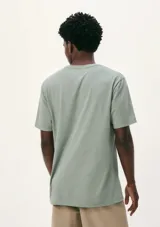 Remera azul petróleo de corte clásico con cuello en V y mangas cortas.