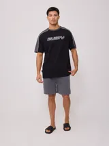 Short gris de felpa con corte holgado y cintura con cordón ajustable.