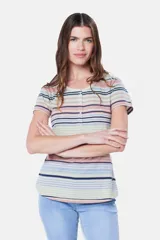 Remera de manga corta con botones, con rayas horizontales en tonos beige, azul, rosa y gris.