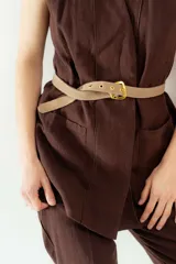 Cinturón marrón con estampado animal print y hebilla dorada.