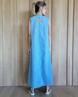 Vestido largo de denim celeste, con escote en V y corte holgado.