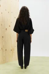 Pantalón de jean negro de corte amplio, con tiro alto y detalles de costuras en las piernas.