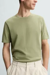 Camiseta verde oliva de punto, corte recto, con cuello redondo y mangas cortas.