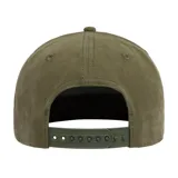 Gorro de gabardina color verde oliva con visera curva en color verde musgo. Presenta un parche rectangular con el logo de la marca CAT y la leyenda "Diesel Power".