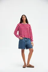 Sweater de punto a rayas horizontales rojas y lilas, de corte recto y mangas largas.