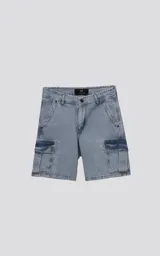 Bermuda cargo de jean celeste, con cintura con bragueta y botón metálico, calce regular y dos bolsillos laterales/delanteros.