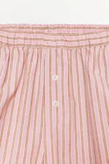 Shorts de tiro alto con cintura elástica ajustable con lazada interior. Detalle de botones en delantero.